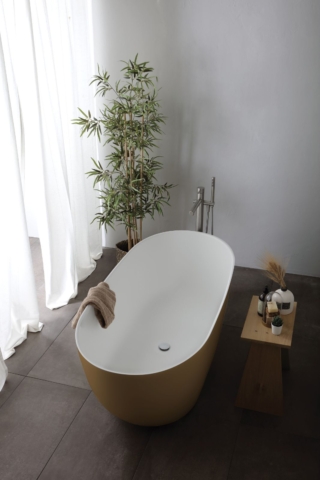 Iconik-01 di Kinedo è una vasca freestanding ovale in MINERAL COMPOSITE, un materiale nato dall’unione della dolomite e della resina elastica. La sua componente rocciosa lo rende particolarmente resistente e durevole mentre la resina permette di creare forme accoglienti. È resistente ai batteri, mantiene la temperatura costante dell’acqua ed è rinnovabile e facilmente riparabile. Ha troppopieno integrato di serie.È disponibile in svariate finiture anche con colorazione sia interna sia esterna. Misura L 160 x P 74 x H 60 cm. Prezzo su richiesta. www.kinedo.it