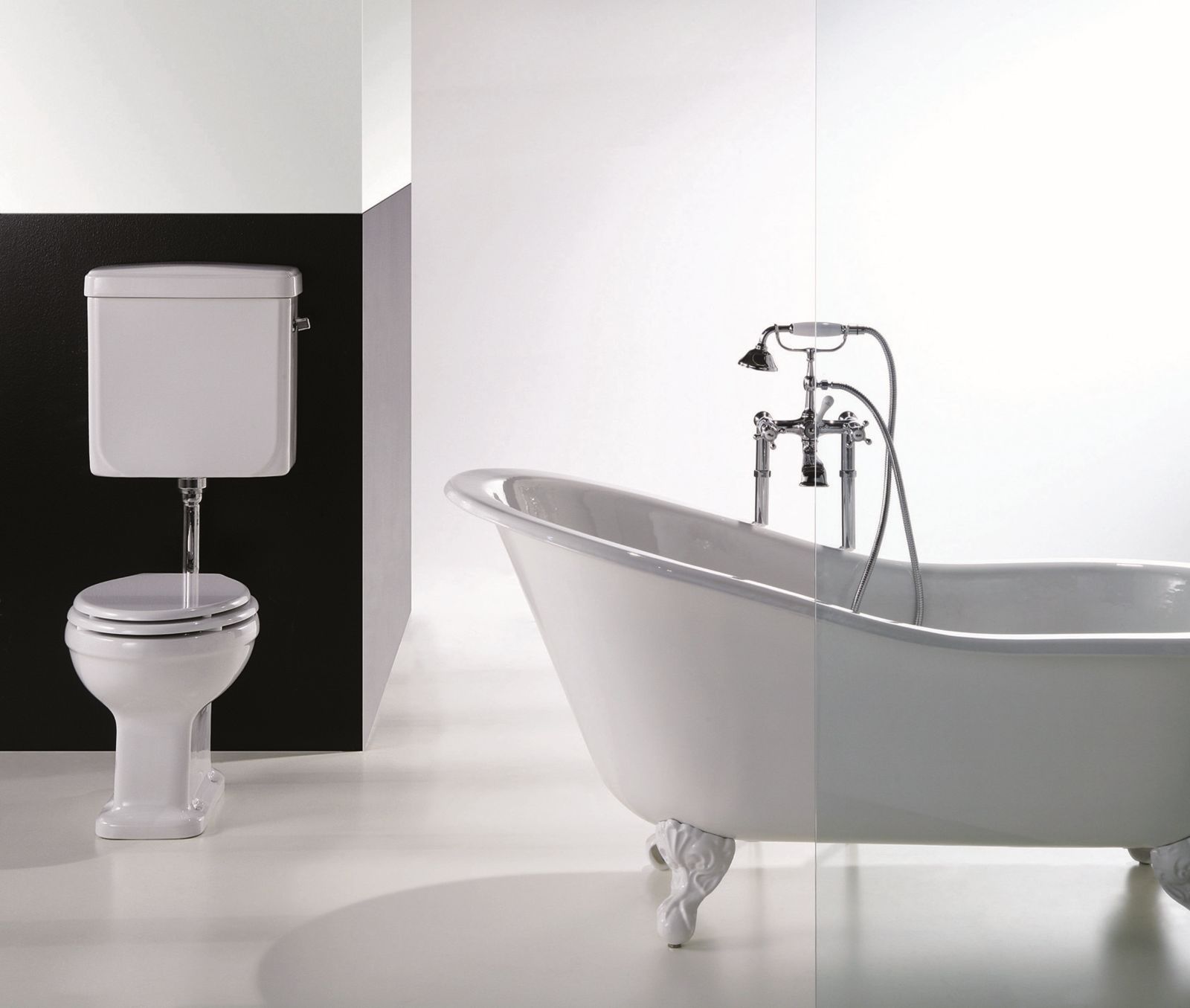 Nostalgie vittoriane emergono dalle linee dell’elegante vasca a libera installazione Liberty modello 30100 di Simas. Con smalto interno ed esterno ha piedini d’appoggio decorati a rilievo. Si adatta bene ad ambienti bagno dal sapore classico. Misura L 153 x P 76 x H 76,5 cm. Prezzo 5.980 euro. www.simas.it Nostalgie vittoriane emergono dalle linee dell’elegante vasca a libera installazione Liberty modello 30100 di Simas. Con smalto interno ed esterno ha piedini d’appoggio decorati a rilievo. Si adatta bene ad ambienti bagno dal sapore classico. Misura L 153 x P 76 x H 76,5 cm. Prezzo 5.980 euro. www.simas.it