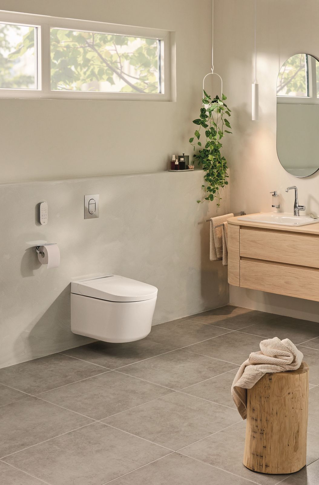 Sensia Pro di Grohe è il vaso con funzione bidet perfetto per bagni piccoli e con spazi ridotti. A garantire una perfetta igiene personale sono i due getti separati (getto posteriore e getto Lady) orientabili e regolabili in intensità e temperatura dell’acqua con ugelli autopulenti e antibatterici. È dotato di sedile con sensore ad apertura e chiusura automatiche e dispone della funzione di asciugatura integrata e illuminazione notturna. Il vaso è senza brida con tecnologia di sciacquo Triple Vortex. La smaltatura antibatterica e il rivestimento antiaderente assicurano pulizia e igiene. Misura L 38,7 x P 61 cm. Prezzo 4.036,98 euro. www.grohe.com