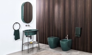 Si presentano nella finitura Smeraldo vaso e bidet da terra della collezione Smile Mini di Ceramica Cielo dei designer Andrea Parisio e Giuseppe Pezzano. Il vaso è dotato di Rimless 2.0.1., cioè è senza brida. Misurano, cadauno, L 35 x P 48 x H 42 cm. Prezzo su richiesta. www.ceramicacielo.it