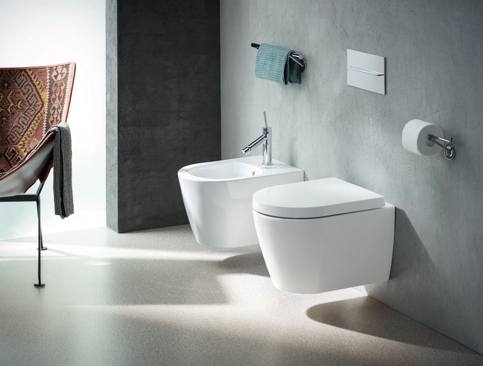Sono in ceramica bianca con smalto antibatterico DuraShield il vaso sospeso Rimless con sedile rallentato e il bidet sospeso compact della serie ME by Starck di Duravit, con design by Philippe Starck. Misurano, cadauno, L 37 x P 48 cm. Prezzo del vaso con sedile rallentato 640 euro; prezzo del bidet 360 euro. www.duravit.com