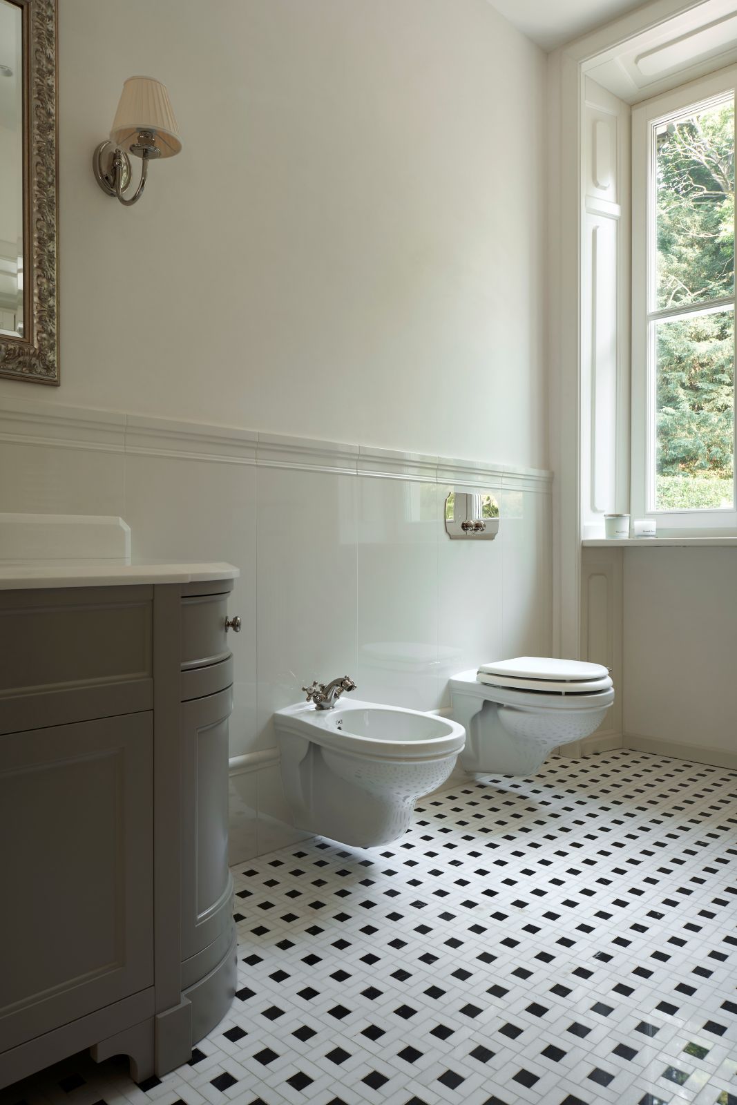 Hanno linee classiche d’ispirazione Anni Cinquanta il vaso e il bidet sospesi della collezione Rose di Devon & Devon in fine porcellana bianca. Il vaso misura L 35,5 x P 55 cm e costa, Iva esclusa, 1.382,37 euro. Il bidet misura L 35 x P 52,5 cm e costa, Iva esclusa, 992,97 euro. www.devon-devon.com