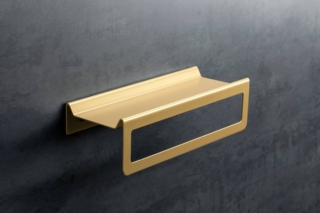 Asta portasalviette e mensola integrata in finitura giallo oro; è disponibile anche la predisposizione per inserire il dosatore o un portaspazzolini. Asta portasalviette e mensola integrata in finitura giallo oro; è disponibile anche la predisposizione per inserire il dosatore o un portaspazzolini.
