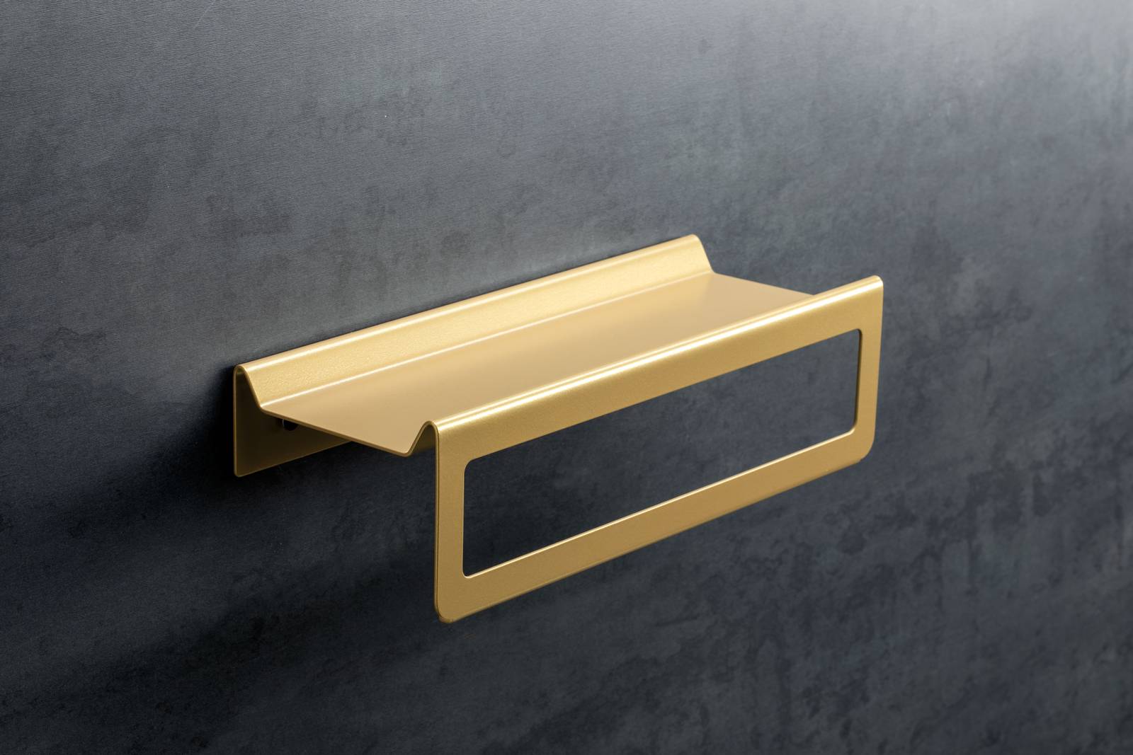 Asta portasalviette e mensola integrata in finitura giallo oro; è disponibile anche la predisposizione per inserire il dosatore o un portaspazzolini. Asta portasalviette e mensola integrata in finitura giallo oro; è disponibile anche la predisposizione per inserire il dosatore o un portaspazzolini.