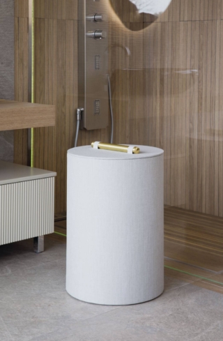 Il portabiancheria Montenapoleone in MDF, con rivestimento in poliestere lino e trattamento idrorepellente, ha il manico in ottone che può essere personalizzato in abbinamento con gli accessori da bagno o le rubinetterie. Il portabiancheria Montenapoleone in MDF, con rivestimento in poliestere lino e trattamento idrorepellente, ha il manico in ottone che può essere personalizzato in abbinamento con gli accessori da bagno o le rubinetterie.