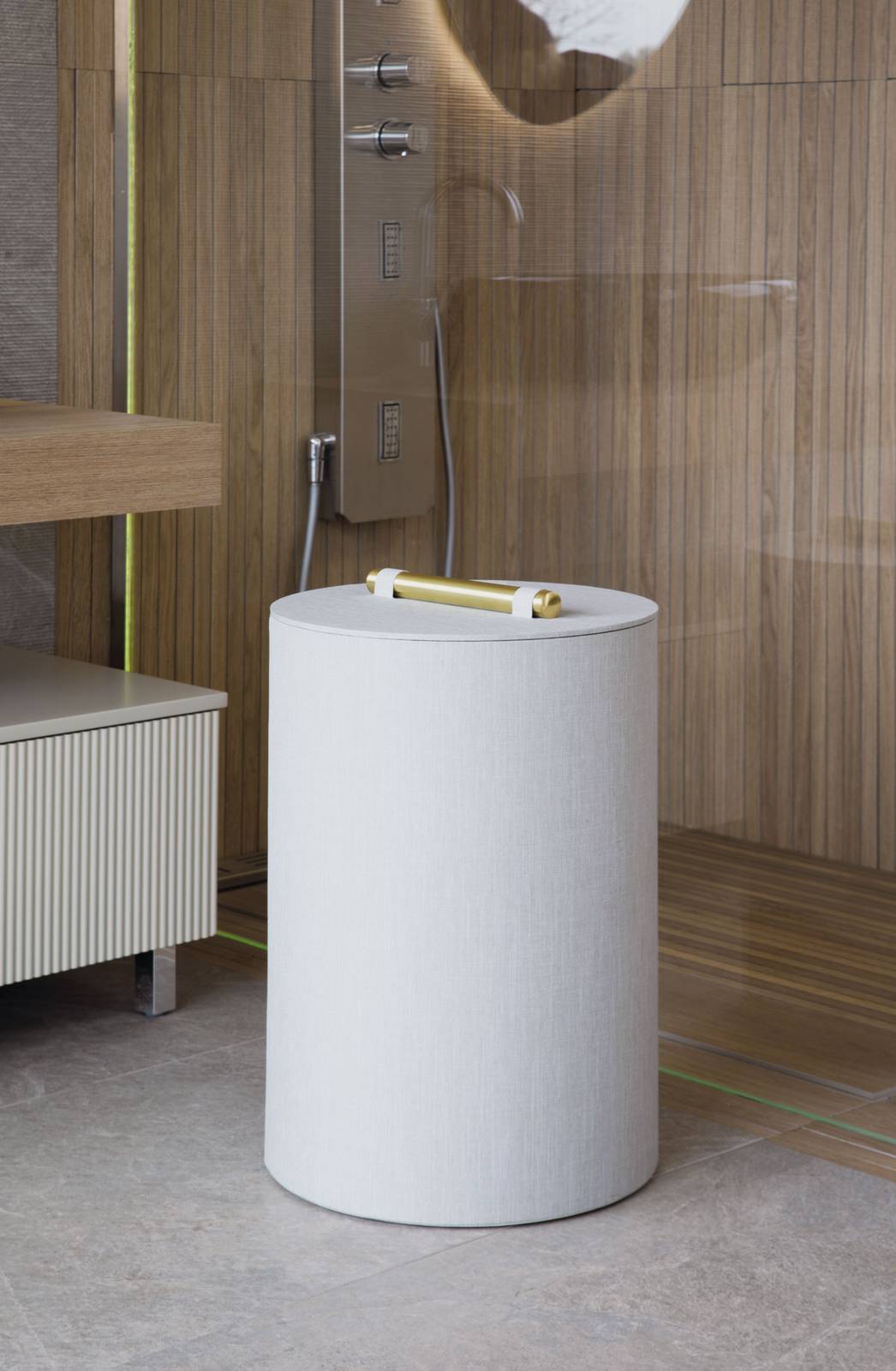 Il portabiancheria Montenapoleone in MDF, con rivestimento in poliestere lino e trattamento idrorepellente, ha il manico in ottone che può essere personalizzato in abbinamento con gli accessori da bagno o le rubinetterie. Il portabiancheria Montenapoleone in MDF, con rivestimento in poliestere lino e trattamento idrorepellente, ha il manico in ottone che può essere personalizzato in abbinamento con gli accessori da bagno o le rubinetterie.