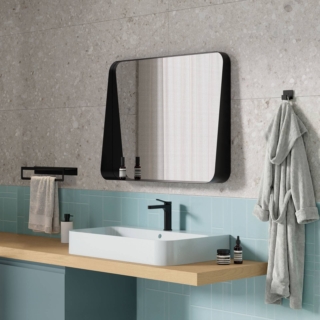 Specchio con struttura in acciaio e mensola porta oggetti. In quattro colori, è possibile richiedere anche la versione con LED frontale. Specchio con struttura in acciaio e mensola porta oggetti. In quattro colori, è possibile richiedere anche la versione con LED frontale.
