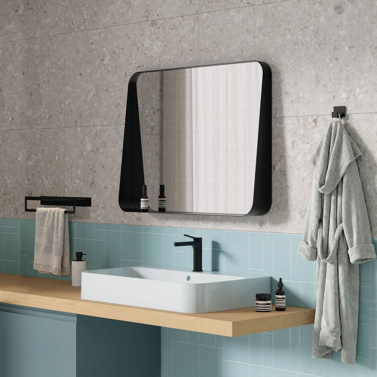Specchio con struttura in acciaio e mensola porta oggetti. In quattro colori, è possibile richiedere anche la versione con LED frontale. Specchio con struttura in acciaio e mensola porta oggetti. In quattro colori, è possibile richiedere anche la versione con LED frontale.