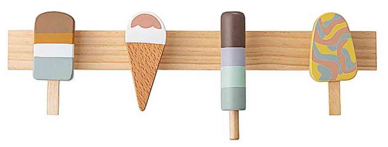 L'appendiabiti Zyon di Bloomingville è in legno di pino con forme di gelato in colori tenui che fungono da ganci. Misura L 38 cm; costa 34,90 euro. www.bloomingville.com L'appendiabiti Zyon di Bloomingville è in legno di pino con forme di gelato in colori tenui che fungono da ganci. Misura L 38 cm; costa 34,90 euro. www.bloomingville.com