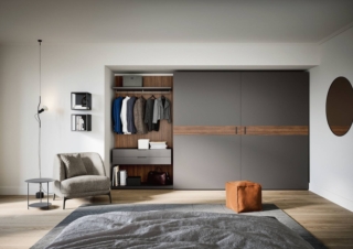 Class di Novamobili
è in laccato opaco quarzo con inserto in finitura noce canaletto. La cabina Break ha lo schienale in finitura noce canaletto, accessori in laccato opaco quarzo, contenitori Outline sospesi in laccato ossidato brunito. Si realizza su misura. Prezzo su preventivo. www.novamobili.it