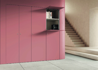 La collezione Skema di FerreroLegno è un sistema personalizzabile di chiusure a scomparsa, pensato per risolvere spazi complessi e adattarsi anche a geometrie irregolari con soluzioni su misura.
Pannelli filomuro disponibili in varie dimensioni e dallo spessore ridotto (18 mm), realizzati in Mdf idrofugo con telaio a cornice di alluminio, permettono di delimitare ripostigli e cabine armadio, di chiudere vani sottoscala, nicchie, quadri di controllo e di separare ambienti con passaggi di dimensioni diverse da quelle standard. Diversi tipi di apertura - ad anta singola o doppia, sovrapposta o asimmetrica, a battente, a vasistas, a libro - e accessori vari permettono di sviluppare soluzioni praticamente infinite. www.ferrerolegno.com La collezione Skema di FerreroLegno è un sistema personalizzabile di chiusure a scomparsa, pensato per risolvere spazi complessi e adattarsi anche a geometrie irregolari con soluzioni su misura.
Pannelli filomuro disponibili in varie dimensioni e dallo spessore ridotto (18 mm), realizzati in Mdf idrofugo con telaio a cornice di alluminio, permettono di delimitare ripostigli e cabine armadio, di chiudere vani sottoscala, nicchie, quadri di controllo e di separare ambienti con passaggi di dimensioni diverse da quelle standard. Diversi tipi di apertura - ad anta singola o doppia, sovrapposta o asimmetrica, a battente, a vasistas, a libro - e accessori vari permettono di sviluppare soluzioni praticamente infinite. www.ferrerolegno.com