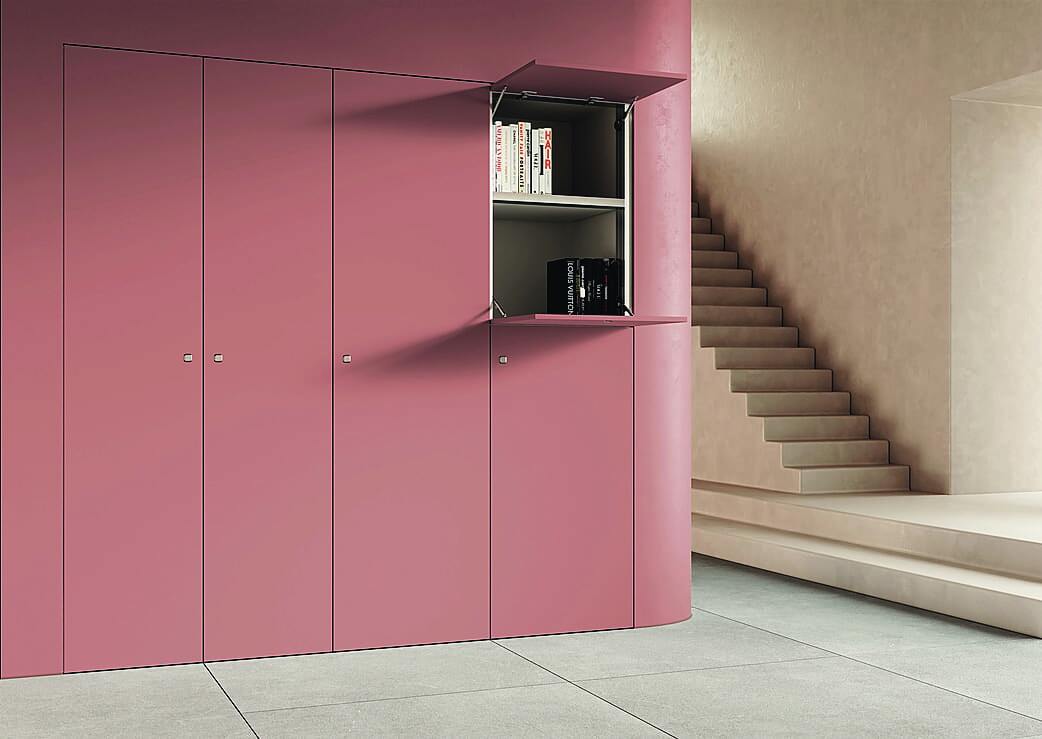 La collezione Skema di FerreroLegno è un sistema personalizzabile di chiusure a scomparsa, pensato per risolvere spazi complessi e adattarsi anche a geometrie irregolari con soluzioni su misura.
Pannelli filomuro disponibili in varie dimensioni e dallo spessore ridotto (18 mm), realizzati in Mdf idrofugo con telaio a cornice di alluminio, permettono di delimitare ripostigli e cabine armadio, di chiudere vani sottoscala, nicchie, quadri di controllo e di separare ambienti con passaggi di dimensioni diverse da quelle standard. Diversi tipi di apertura - ad anta singola o doppia, sovrapposta o asimmetrica, a battente, a vasistas, a libro - e accessori vari permettono di sviluppare soluzioni praticamente infinite. www.ferrerolegno.com La collezione Skema di FerreroLegno è un sistema personalizzabile di chiusure a scomparsa, pensato per risolvere spazi complessi e adattarsi anche a geometrie irregolari con soluzioni su misura.
Pannelli filomuro disponibili in varie dimensioni e dallo spessore ridotto (18 mm), realizzati in Mdf idrofugo con telaio a cornice di alluminio, permettono di delimitare ripostigli e cabine armadio, di chiudere vani sottoscala, nicchie, quadri di controllo e di separare ambienti con passaggi di dimensioni diverse da quelle standard. Diversi tipi di apertura - ad anta singola o doppia, sovrapposta o asimmetrica, a battente, a vasistas, a libro - e accessori vari permettono di sviluppare soluzioni praticamente infinite. www.ferrerolegno.com