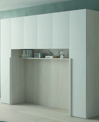 L'armadio a ponte Loft ha la struttura in finitura olmo con frontali bianco frassino. Completo di mensola sottoponte, misura L 292,6 x P 58 x H 247 cm, il vano centrale misura L 200 cm. Su www.dilorenzoarredi.it costa 740,70 euro.