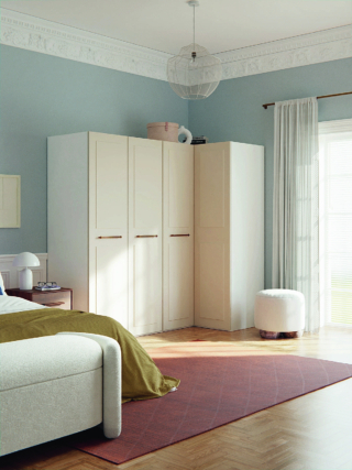 L'armadio angolare Charlotte di Westwing Collection è componibile; le ante in Mdf laccato hanno le maniglie in ottone in finitura anticata. Misura L 165/114 x P 62 x H 200 cm e costa 1.999 euro. www.westwing.it