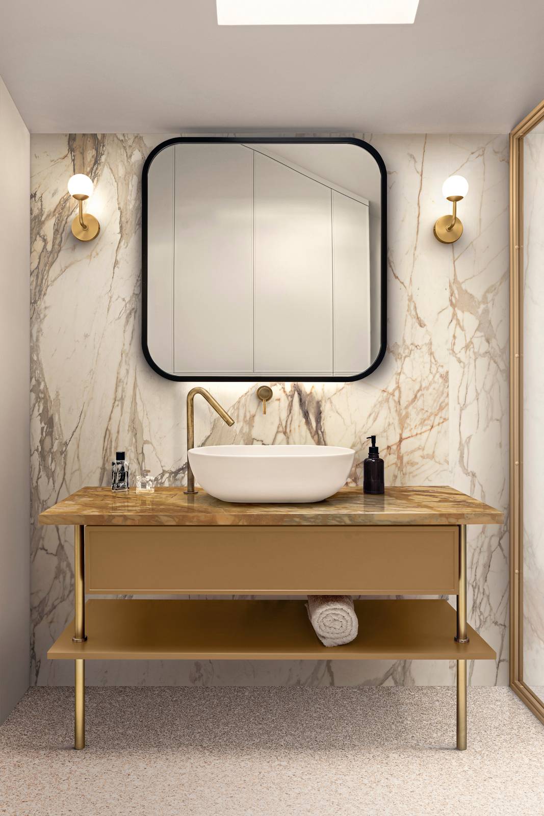 Bagno con gres effetto marmo a parete e pavimento effetto graniglia in gres Marazzi Frammento