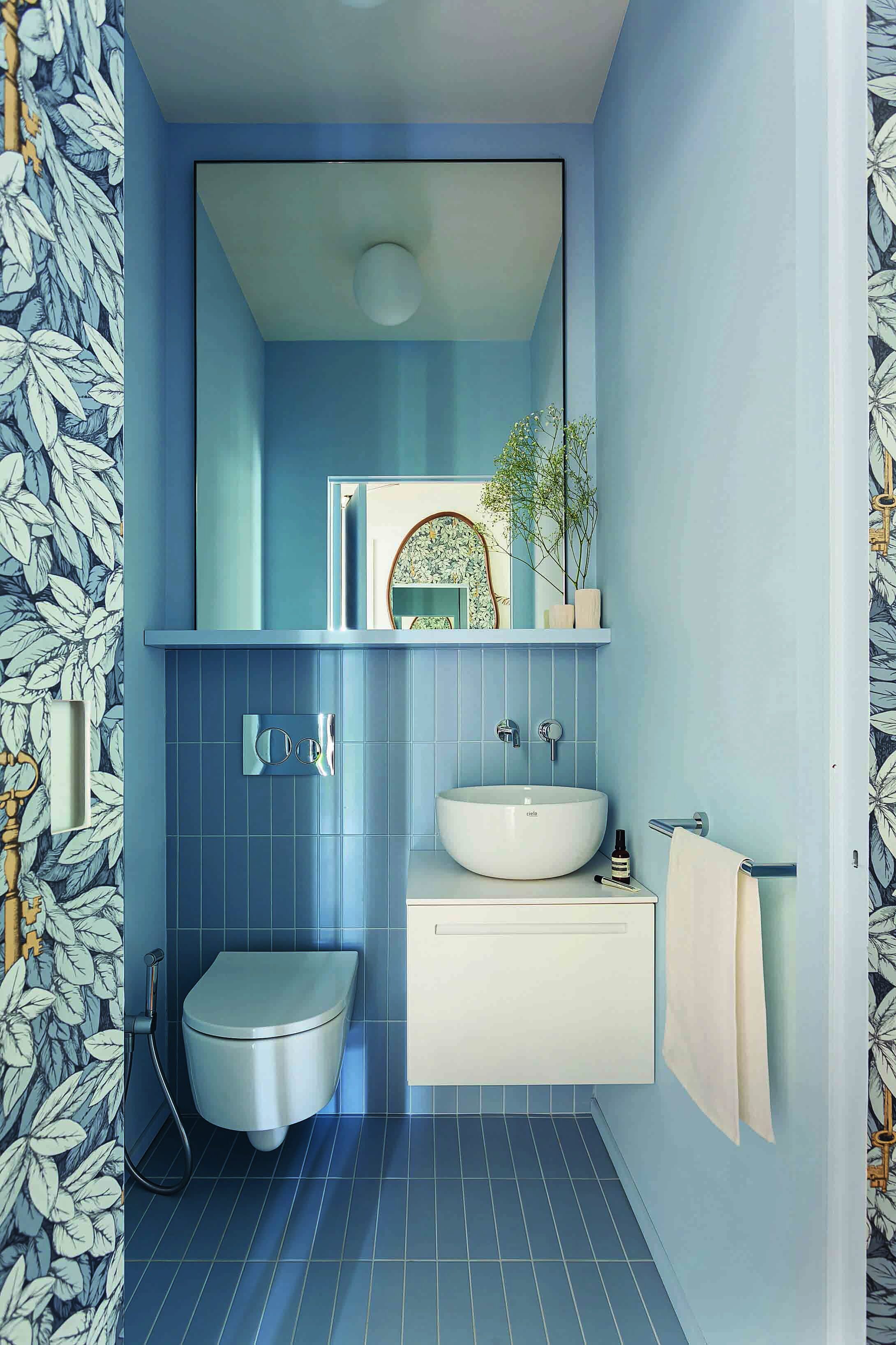 Piastrelle in gres serie Polvere di CE.SI. Ceramica di Sirone www.cesiceramica.it
Lavabo Shui di Ceramica Cielo
su mobile Sky di Arbi Arredobagno www.arbiarredobagno.it, www.ceramicacielo.it
Rubinetto Bambù di Bellosta Rubinetterie www.bellostarubinetterie.com
Vaso Mini Link di Ceramica Flaminia www.ceramicaflaminia.it. Piastrelle in gres serie Polvere di CE.SI. Ceramica di Sirone www.cesiceramica.it
Lavabo Shui di Ceramica Cielo
su mobile Sky di Arbi Arredobagno www.arbiarredobagno.it, www.ceramicacielo.it
Rubinetto Bambù di Bellosta Rubinetterie www.bellostarubinetterie.com
Vaso Mini Link di Ceramica Flaminia www.ceramicaflaminia.it.