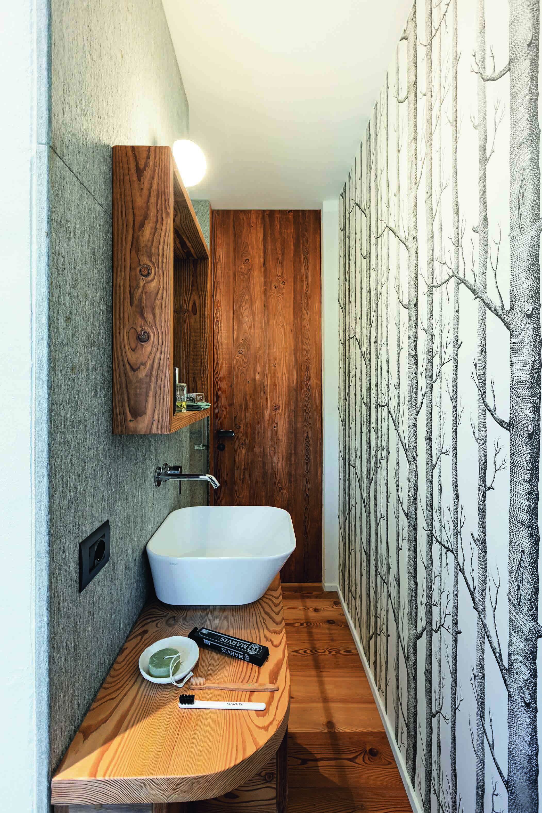 Carta da parati Woods di Cole & Son
www.cole-and-son.com
Lastre in pietra
di Luserna
Lavabo Wave di Simas
www.simas.it
Rubinetto Gill, linea Kos
di Zucchetti www.zucchettidesign.it. Carta da parati Woods di Cole & Son
www.cole-and-son.com
Lastre in pietra
di Luserna
Lavabo Wave di Simas
www.simas.it
Rubinetto Gill, linea Kos
di Zucchetti www.zucchettidesign.it.