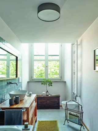Alcune pareti e soffitto tinteggiati in grigio perla con un'idropittura lavabile e traspirante.
Piastrelle lucide rettangolari per la parete del lavabo; opache e in formato large a pavimento. In entrambi i casi sono di Marazzi www.marazzi.itAccessori Zone, acquistati su AmazonPiccola cassapanca vintage di recupero. www.amazon.it Alcune pareti e soffitto tinteggiati in grigio perla con un'idropittura lavabile e traspirante.
Piastrelle lucide rettangolari per la parete del lavabo; opache e in formato large a pavimento. In entrambi i casi sono di Marazzi www.marazzi.itAccessori Zone, acquistati su AmazonPiccola cassapanca vintage di recupero. www.amazon.it