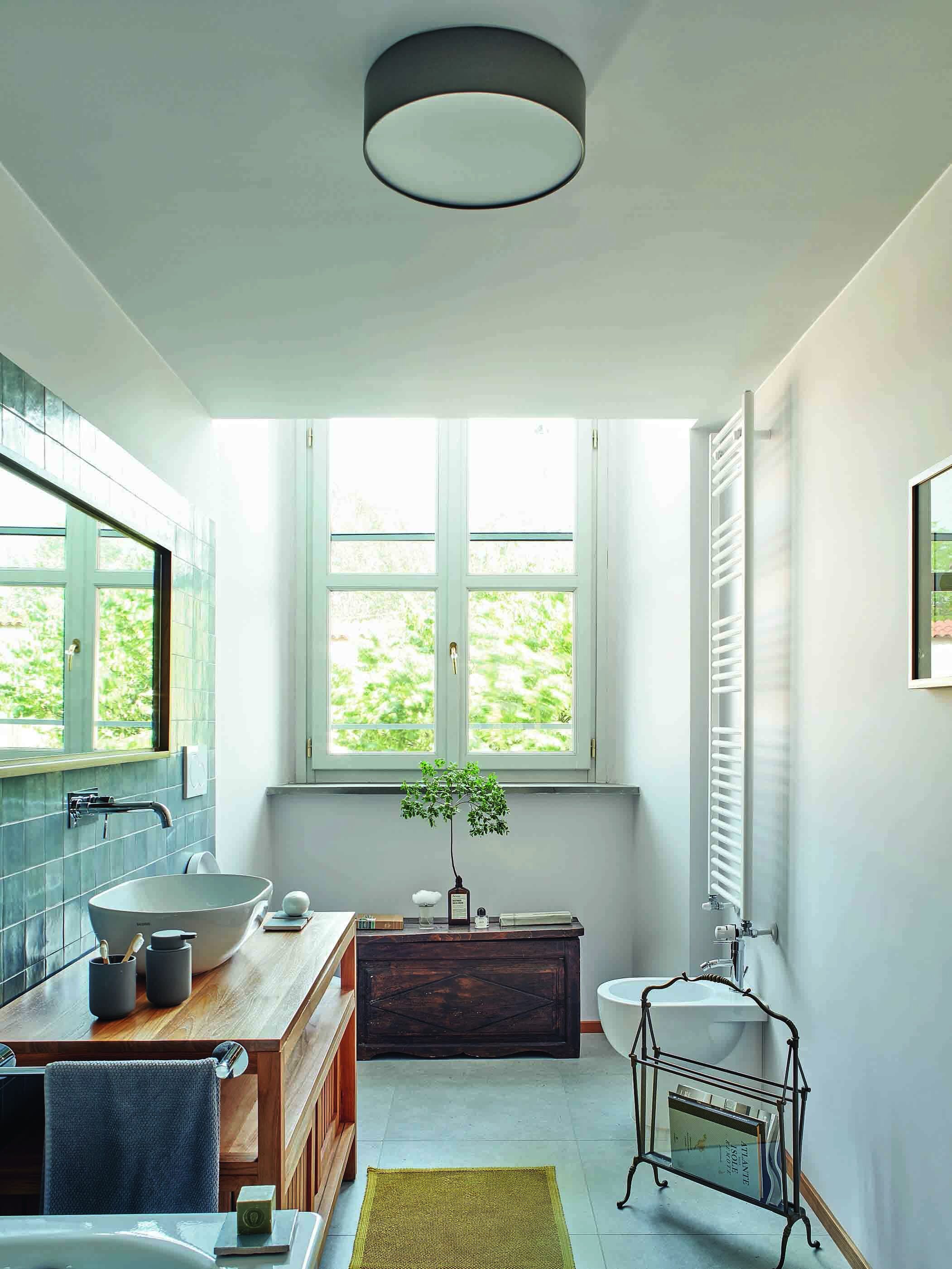 Alcune pareti e soffitto tinteggiati in grigio perla con un'idropittura lavabile e traspirante.
Piastrelle lucide rettangolari per la parete del lavabo; opache e in formato large a pavimento. In entrambi i casi sono di Marazzi www.marazzi.itAccessori Zone, acquistati su AmazonPiccola cassapanca vintage di recupero. www.amazon.it Alcune pareti e soffitto tinteggiati in grigio perla con un'idropittura lavabile e traspirante.
Piastrelle lucide rettangolari per la parete del lavabo; opache e in formato large a pavimento. In entrambi i casi sono di Marazzi www.marazzi.itAccessori Zone, acquistati su AmazonPiccola cassapanca vintage di recupero. www.amazon.it