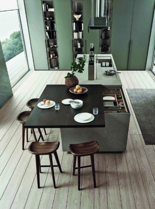 Il ripiano scorrevole Move-on Plus della Composizione 3 di Sign
di Ernestomeda rivela un vano porta-utensili. In Hi-melamine Rovere Teide; si distingue cromaticamente dal top dell’isola (in materiale tecnico MDI Induction by Inalco) con cottura e lavaggio integrati e sistema sopra top Bridge. www.ernestomeda.com