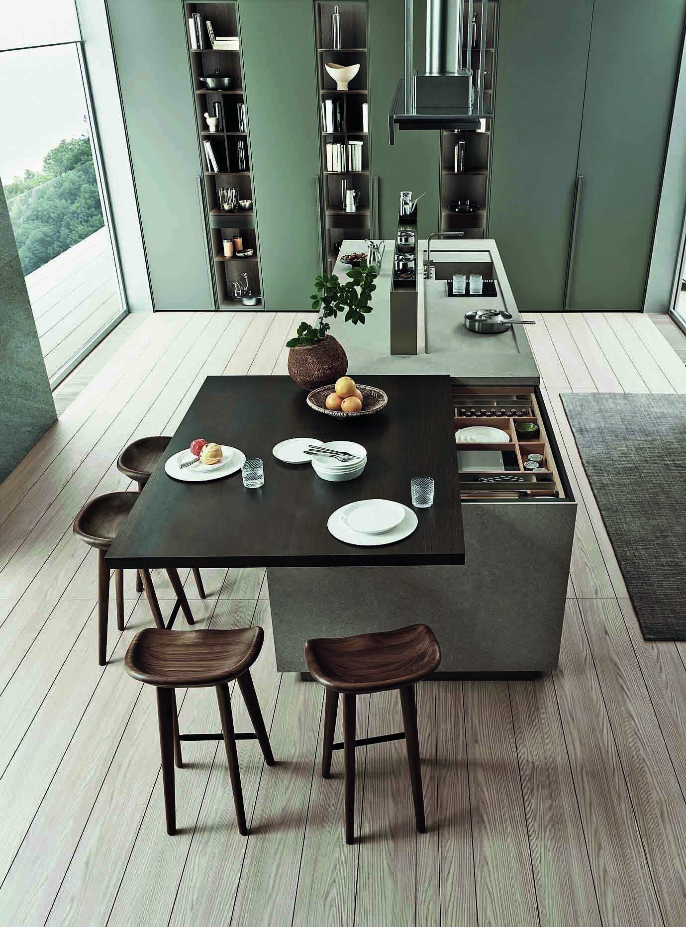 Il ripiano scorrevole Move-on Plus della Composizione 3 di Sign
di Ernestomeda rivela un vano porta-utensili. In Hi-melamine Rovere Teide; si distingue cromaticamente dal top dell’isola (in materiale tecnico MDI Induction by Inalco) con cottura e lavaggio integrati e sistema sopra top Bridge. www.ernestomeda.com