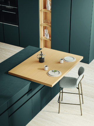 L'elemento scorrevole impiallacciato Rovere Ikebana di Iconica di Veneta Cucine facilita l’accesso alle basi sottostanti. La frammentazione dell’allineamento orizzontale, rispetto al top ceramico dell’isola in Caranto Ker, e il contrasto materico creano originalità visiva. www.venetacucine.com