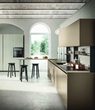 Il banco snack in Quarz Motley
dal profilo 3G (spessore 4 cm) di questa versione di Libra di Scavolini ha il sostegno nello stesso materiale, per un risultato scultoreo seppure discreto. I cromatismi della superficie sono in nuance con le ante laminato Urban Bronze e decorativo Oriental Light. www.scavolini.com