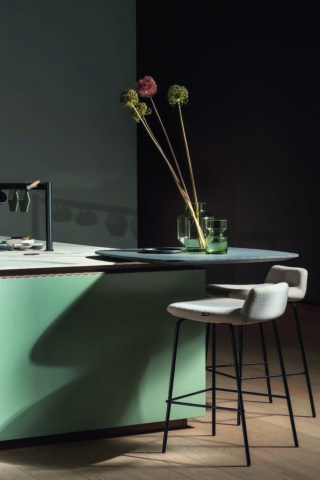 La collezione di piani snack Tuttotondo di Arredo3 propone diverse varianti, tra cui il modello tondo
(misura Ø 120 cm) in appoggio, qui impiallacciato
in tinta Coke e con il bordo svasato. Coordinati,
gli sgabelli Mantis, esclusiva del marchio, con base
in metallo verniciato nero e seduta imbottita,
rivestita con tessuto beige.