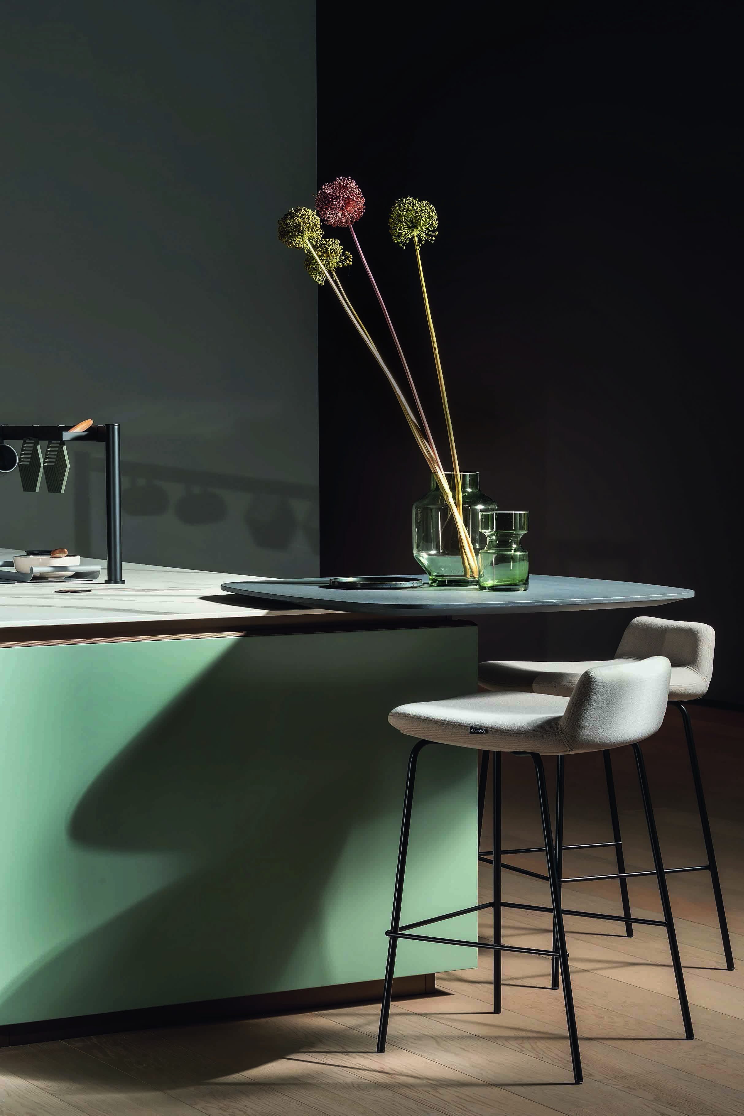 La collezione di piani snack Tuttotondo di Arredo3 propone diverse varianti, tra cui il modello tondo
(misura Ø 120 cm) in appoggio, qui impiallacciato
in tinta Coke e con il bordo svasato. Coordinati,
gli sgabelli Mantis, esclusiva del marchio, con base
in metallo verniciato nero e seduta imbottita,
rivestita con tessuto beige.