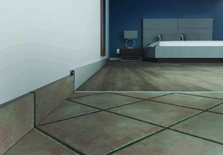 I battiscopa Coverskirting Round e Coverskirting Square
di Progress Profiles, grazie alla loro sezione speciale sia arrotondata sia squadrata, non prevedono la rimozione dell’esistente. In resina vinilica, sono disponibili in diversi colori (bianco, nero, argento) e in varie finiture effetto legno. Misurano H 90 x P 20 mm
e si possono applicare su modelli ceramici alti al massimo 75 mm.
In resina vinilica rigida espansa costano entrambi 18,76 euro al pezzo;
in resina vinilica rigida espansa rivestita 19,31 euro al pezzo. www.progressprofiles.com I battiscopa Coverskirting Round e Coverskirting Square
di Progress Profiles, grazie alla loro sezione speciale sia arrotondata sia squadrata, non prevedono la rimozione dell’esistente. In resina vinilica, sono disponibili in diversi colori (bianco, nero, argento) e in varie finiture effetto legno. Misurano H 90 x P 20 mm
e si possono applicare su modelli ceramici alti al massimo 75 mm.
In resina vinilica rigida espansa costano entrambi 18,76 euro al pezzo;
in resina vinilica rigida espansa rivestita 19,31 euro al pezzo. www.progressprofiles.com