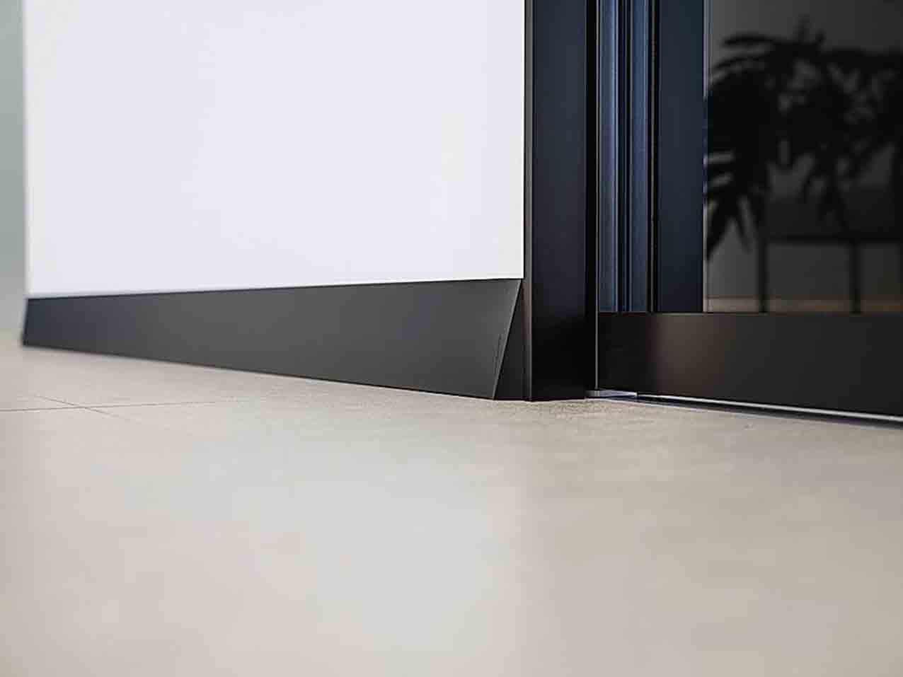 Inclinato, Delta di Eclisse è in alluminio anodizzato in più colori. Si fissa con collante e può essere coordinato a qualsiasi controtelaio
del brand. Costa 35 euro al metro lineare. www.eclisse.it Inclinato, Delta di Eclisse è in alluminio anodizzato in più colori. Si fissa con collante e può essere coordinato a qualsiasi controtelaio
del brand. Costa 35 euro al metro lineare. www.eclisse.it