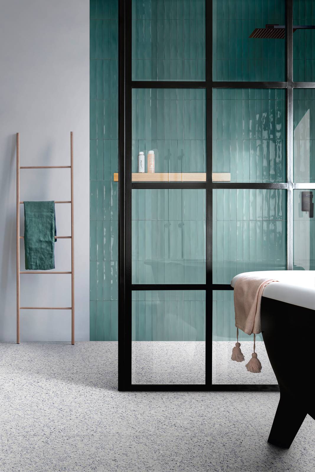 Bgano classico contemporaneo con piastrelle turchesi a parete e pavimento in gres Marazzi Frammento effetto graniglia