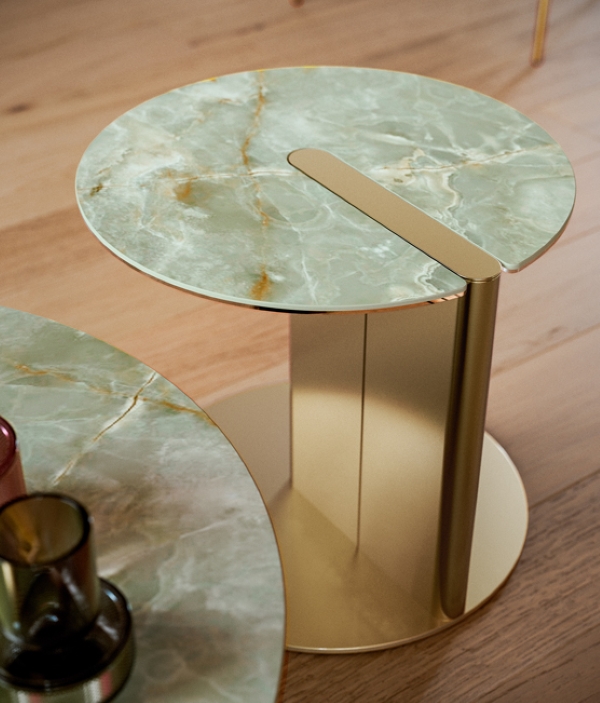 Più che un semplice tavolino, Bolt di Bontempi è un complemento d’arredo essenziale ma fortemente espressivo. Il progetto di Lorenzo Remedi trova il suo segno distintivo nell’elemento metallico che attraversa il piano e ne interrompe la continuità, trasformando un dettaglio costruttivo in un tratto estetico riconoscibile. Ne nasce un oggetto dal carattere contemporaneo, capace di attirare lo sguardo senza risultare invasivo. Disponibile con piano in legno o SuperMarmo e base in acciaio laccato, Bolt è proposto in diverse dimensioni (Ø 52 × H 46 cm, Ø 90 × H 38 cm, Ø 120 × H 30 cm), pensate per dialogare tra loro e creare composizioni dinamiche. Prezzo a partire da 560 euro IVA esclusa. www.bontempi.it Più che un semplice tavolino, Bolt di Bontempi è un complemento d’arredo essenziale ma fortemente espressivo. Il progetto di Lorenzo Remedi trova il suo segno distintivo nell’elemento metallico che attraversa il piano e ne interrompe la continuità, trasformando un dettaglio costruttivo in un tratto estetico riconoscibile. Ne nasce un oggetto dal carattere contemporaneo, capace di attirare lo sguardo senza risultare invasivo. Disponibile con piano in legno o SuperMarmo e base in acciaio laccato, Bolt è proposto in diverse dimensioni (Ø 52 × H 46 cm, Ø 90 × H 38 cm, Ø 120 × H 30 cm), pensate per dialogare tra loro e creare composizioni dinamiche. Prezzo a partire da 560 euro IVA esclusa. www.bontempi.it