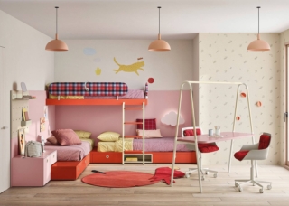 La cameretta è organizzata intorno alle Boiserie Becky e Dots. La prima è disponibile in versione a pannello o imbottita, l'altra presenta una serie di fori per accessoriarla con mensole e portaoggetti. I letti Regoli prevedono moduli a terra, in appoggio e ad angolo, vani contenitore, cassetti. Il letto a castello Dots è dotato di scaletta fissa in metallo con pioli in legno antiscivolo. L’ingombro totale è L 308 + 298 cm x P 90 cm; il letto a castello misura L 209 x P 109 x H 146,4 cm. Tutto di Nidi, prezzo da rivenditore. La cameretta può essere personalizzata sul sito con configuratore con video AI. nidi.it La cameretta è organizzata intorno alle Boiserie Becky e Dots. La prima è disponibile in versione a pannello o imbottita, l'altra presenta una serie di fori per accessoriarla con mensole e portaoggetti. I letti Regoli prevedono moduli a terra, in appoggio e ad angolo, vani contenitore, cassetti. Il letto a castello Dots è dotato di scaletta fissa in metallo con pioli in legno antiscivolo. L’ingombro totale è L 308 + 298 cm x P 90 cm; il letto a castello misura L 209 x P 109 x H 146,4 cm. Tutto di Nidi, prezzo da rivenditore. La cameretta può essere personalizzata sul sito con configuratore con video AI. nidi.it