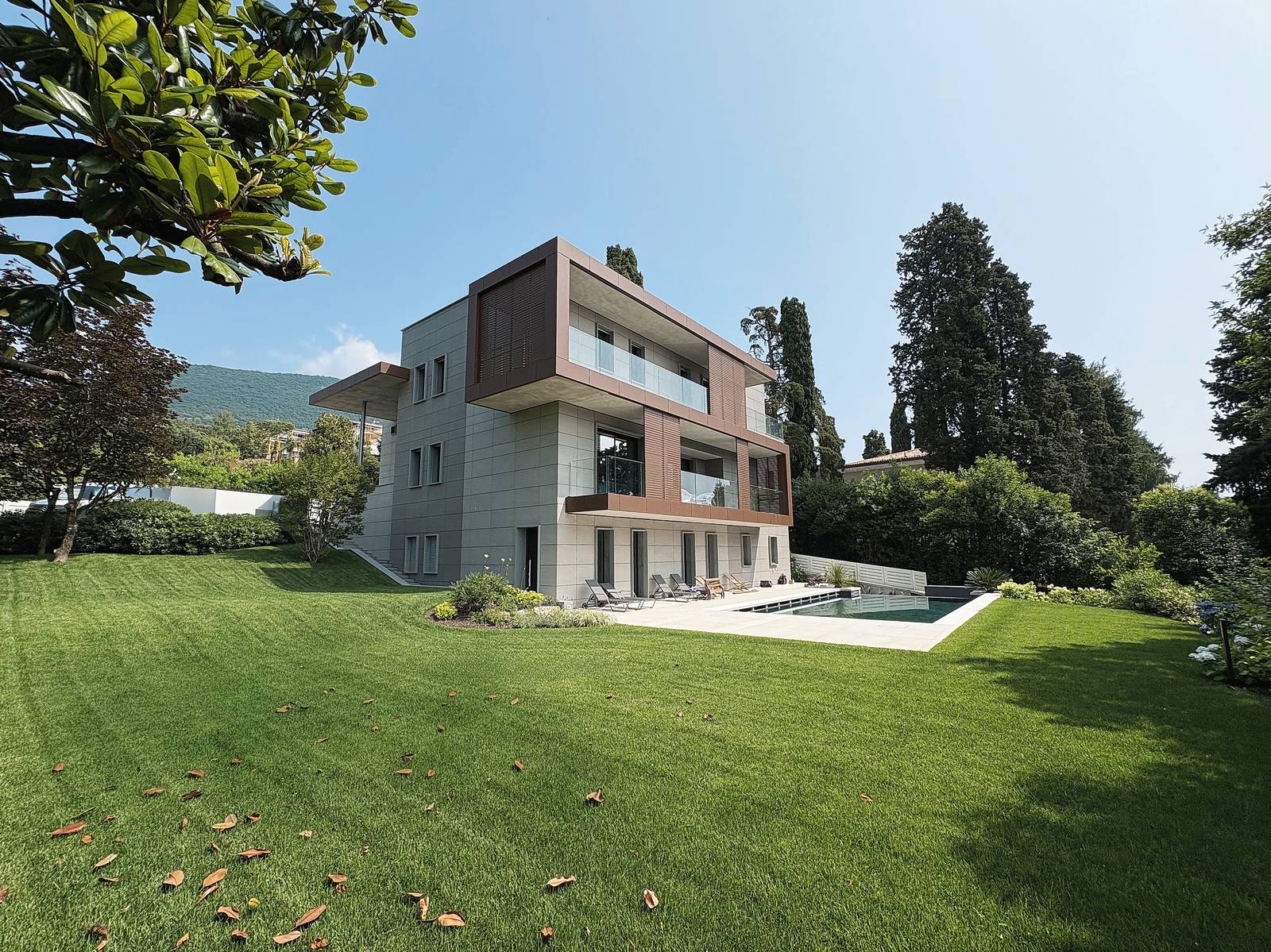 Il sistema Isotec Parete di Brianza Plastica prevede pannelli
di poliuretano espanso rigido a celle chiuse dalle elevate prestazioni termiche, rivestiti
con lamina di alluminio goffrato su entrambe le facce e correntino di acciaio integrato,
per la creazione di una camera di ventilazione e il supporto del rivestimento. www.brianzaplastica.it