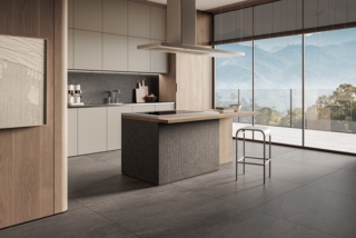 Saxum di Casalgrande Padana è il gres porcellanato ispirato alla pietra, nei colori Antracite, Beige, Bianco, Grigio e Perla. Venature irregolari, delicate sfumature color terra e sabbia, tinte neutre e grigie ne tratteggiano la matericità con realismo. A pavimento, 120 x 120 cm costa 91 euro al mq. Schienale parete e bancone sono rivestiti con Decoro Mosaico, 30 x 30 cm, costa 19 euro al mq. www.casalgrandepadana.it