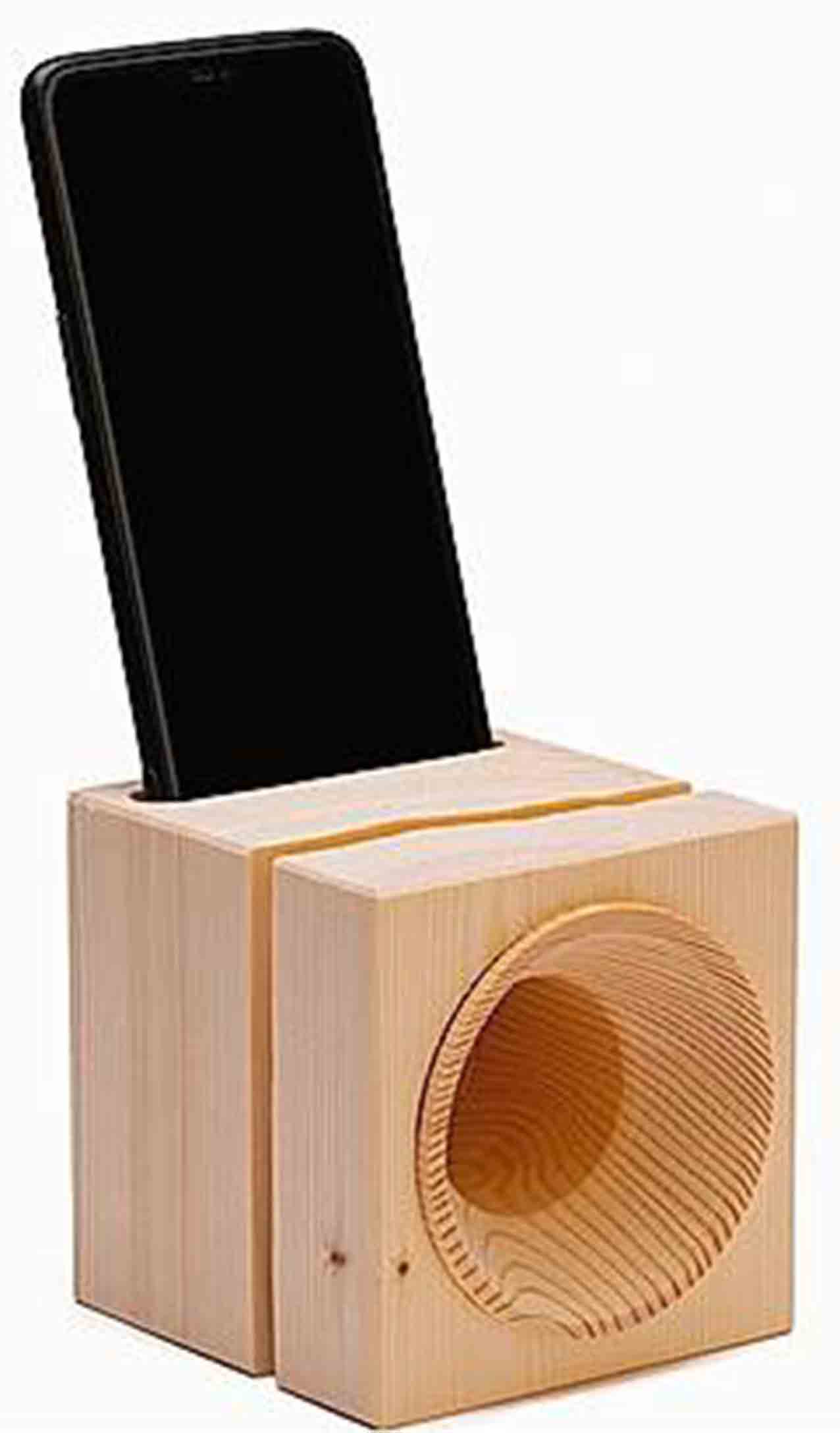 La cassa armonica Cube di Vaia amplifica i suoni dello smartphone: è prodotta artigianalmente in legno di abete rosso, recuperato dagli alberi caduti durante la tempesta del 2018 sulle Dolomiti. Per ogni Cube acquistato viene piantato un albero sulle Dolomiti. Misura 10 x 10 x
H 10 cm e costa 62 euro. www.vaia.eu La cassa armonica Cube di Vaia amplifica i suoni dello smartphone: è prodotta artigianalmente in legno di abete rosso, recuperato dagli alberi caduti durante la tempesta del 2018 sulle Dolomiti. Per ogni Cube acquistato viene piantato un albero sulle Dolomiti. Misura 10 x 10 x
H 10 cm e costa 62 euro. www.vaia.eu