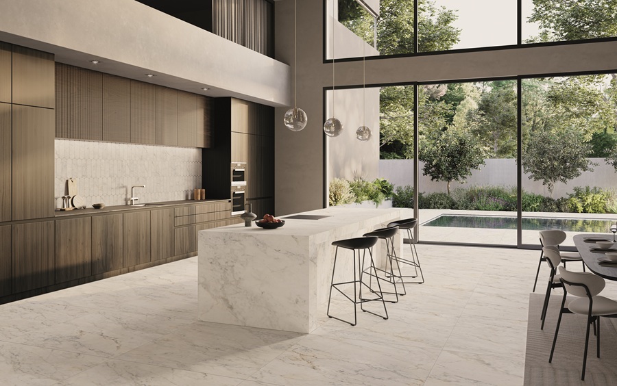 Il gres porcellanato Versilia di Ceramiche Keope reinterpreta il marmo bianco di Carrara, qui in versione Michelangelo, con venature che spaziano dal grigio perla al ruggine. La finitura è Silky, setosa e leggermente brillante. Nel formato 120 x 120 cm costa 122,80 euro al mq + Iva. A parete Biscuits, 28,5 x 55,5 cm, costa 38,60 euro al mq + Iva. www.keope.com