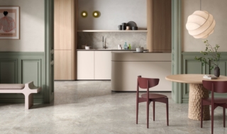Il gres porcellanato smaltato colorato in massa Everstone di Cercom ha un aspetto che richiama la pietra. Adatto sia per pavimenti che pareti, è nei colori Evercream, Evergreige, Everwhite e Everbrown, e può essere posato in tutti gli ambienti. Nel formato 60 x 120 cm costa da 82 euro al mq + Iva. www.cercomceramiche.it