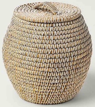 Provvisto di coperchio, il cesto Rif. 17001522 di Mango è ottenuto intrecciando paglia e corda in plastica. Misura Ø 50 x H 50 cm; costa 69,99 euro. shop.mango.com Provvisto di coperchio, il cesto Rif. 17001522 di Mango è ottenuto intrecciando paglia e corda in plastica. Misura Ø 50 x H 50 cm; costa 69,99 euro. shop.mango.com