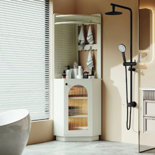 La colonna per bagno ha un vano chiuso da un'anta e tanti ganci portatutto; è realizzata in Mdf bianco. Misura L 45 x P 45 x H 166,6 cm e su www.vente-unique.it costa 159,99 euro.