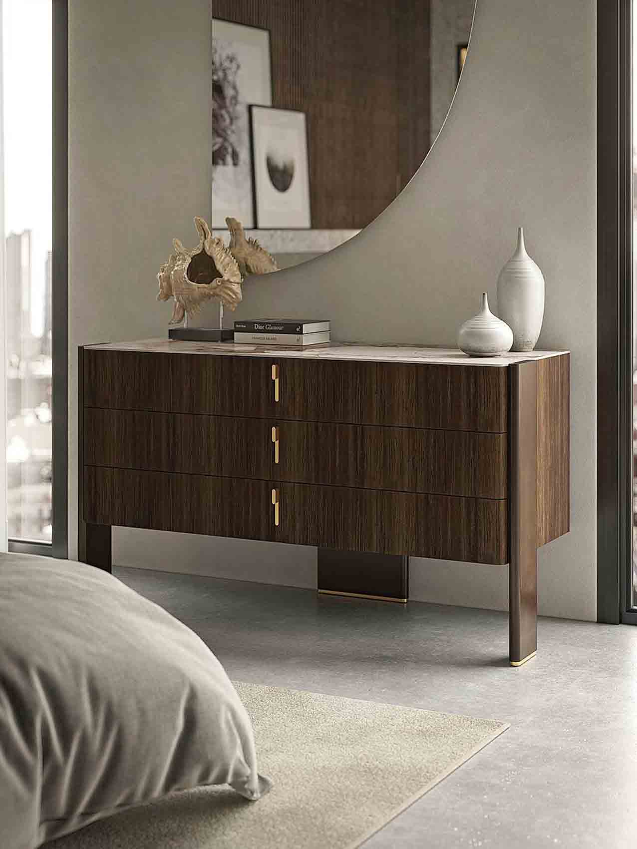 Il comò a tre cassetti Julian di Cattelan Italia ha il corpo principale in noce canaletto o rovere bruciato sorretto da tre gambe in metallo, dagli spigoli smussati; maniglie e altri dettagli sono in acciaio verniciato ottone. Il piano può essere in ceramica Marmi nei colori Portoro opaco, Corcovado, Colosseo o in cristallo specchiato bronzo. Misura L 136 x
P 55 x H 76 cm e costa 2.956 euro. www.cattelanitalia.com Il comò a tre cassetti Julian di Cattelan Italia ha il corpo principale in noce canaletto o rovere bruciato sorretto da tre gambe in metallo, dagli spigoli smussati; maniglie e altri dettagli sono in acciaio verniciato ottone. Il piano può essere in ceramica Marmi nei colori Portoro opaco, Corcovado, Colosseo o in cristallo specchiato bronzo. Misura L 136 x
P 55 x H 76 cm e costa 2.956 euro. www.cattelanitalia.com