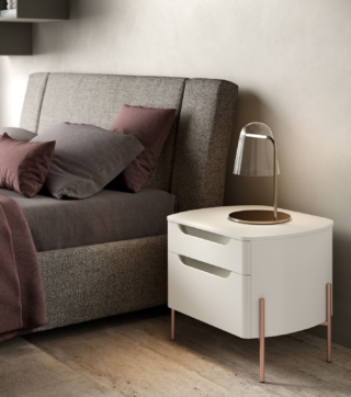 Un equilibrio tra leggerezza visiva e carattere progettuale definisce il comodino Ambra del gruppo notte Moretti Compact Giorno Notte. Le forme arrotondate dei fianchi offrono un segno morbido e continuo, che rompe la rigidità del volume tradizionale. Appoggiato su sottili piedini metallici, il complemento acquista slancio e leggerezza, mentre l’apertura dei cassetti, ricavata da un’impugnatura sagomata, diventa un dettaglio funzionale e di design. Disponibile nelle finiture laccato Bianco Opaco, Nichel Metallizzato; dettagli in alluminio Golden Rose. Misure L 54,5 × P 45,9 × H 47,3 cm. Prezzo 890 euro Iva inclusa. www. giornonotte.moretticompact.it Un equilibrio tra leggerezza visiva e carattere progettuale definisce il comodino Ambra del gruppo notte Moretti Compact Giorno Notte. Le forme arrotondate dei fianchi offrono un segno morbido e continuo, che rompe la rigidità del volume tradizionale. Appoggiato su sottili piedini metallici, il complemento acquista slancio e leggerezza, mentre l’apertura dei cassetti, ricavata da un’impugnatura sagomata, diventa un dettaglio funzionale e di design. Disponibile nelle finiture laccato Bianco Opaco, Nichel Metallizzato; dettagli in alluminio Golden Rose. Misure L 54,5 × P 45,9 × H 47,3 cm. Prezzo 890 euro Iva inclusa. www. giornonotte.moretticompact.it