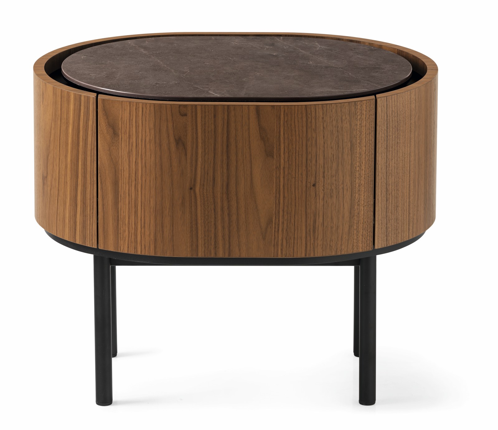 Le forme fluide sono il tratto distintivo di Lake, il comodino disegnato da Busetti Garuti Redaelli per Calligaris. La morbidezza delle linee si traduce in un volume elegante e accogliente, dove il top ovale, leggermente arretrato, diventa un dettaglio funzionale che facilita l’apertura del cassetto. La struttura in legno curvato, sostenuta da quattro gambe sottili, conferisce leggerezza visiva all’insieme, dando vita a una presenza raffinata e contemporanea per la zona notte. Dimensioni: L 60 × P 48 × H 48,5 cm. Prezzo a partire da 1.421 euro. www.calligaris.com Le forme fluide sono il tratto distintivo di Lake, il comodino disegnato da Busetti Garuti Redaelli per Calligaris. La morbidezza delle linee si traduce in un volume elegante e accogliente, dove il top ovale, leggermente arretrato, diventa un dettaglio funzionale che facilita l’apertura del cassetto. La struttura in legno curvato, sostenuta da quattro gambe sottili, conferisce leggerezza visiva all’insieme, dando vita a una presenza raffinata e contemporanea per la zona notte. Dimensioni: L 60 × P 48 × H 48,5 cm. Prezzo a partire da 1.421 euro. www.calligaris.com