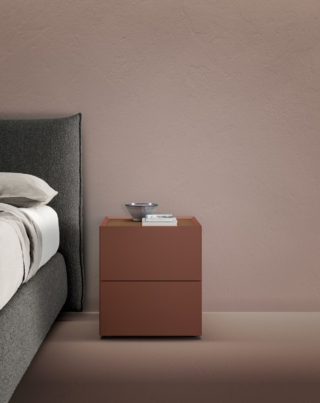 Con il suo design essenziale e ricercato, Riquadro di Caccaro reinterpreta il tavolino da notte attraverso dettagli che ne esaltano la funzionalità e il carattere. Il top con bordo rialzato e lavorazione a 45 gradi richiama l’eleganza discreta di un vassoio, mentre le finiture laccato opaco cotto e oxid rame amplificano la matericità delle superfici, conferendo profondità e calore all’ambiente. Compatto nelle dimensioni, trova la sua collocazione ideale accanto al letto. Misure L 45 × P 45 × H 49,5 cm. Prezzo 794 euro Iva esclusa. www.caccaro.com Con il suo design essenziale e ricercato, Riquadro di Caccaro reinterpreta il tavolino da notte attraverso dettagli che ne esaltano la funzionalità e il carattere. Il top con bordo rialzato e lavorazione a 45 gradi richiama l’eleganza discreta di un vassoio, mentre le finiture laccato opaco cotto e oxid rame amplificano la matericità delle superfici, conferendo profondità e calore all’ambiente. Compatto nelle dimensioni, trova la sua collocazione ideale accanto al letto. Misure L 45 × P 45 × H 49,5 cm. Prezzo 794 euro Iva esclusa. www.caccaro.com