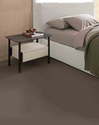 Poggia su una struttura in legno massello di frassino, dalla forma morbida, il comodino Tepu di Dall'Agnese con top in gres (disponibile anche in legno o vetro). Dotato di un cassetto, misura L 81 x P 55,5 x H 48 cm; prezzo da rivenditore. dallagnese.it Poggia su una struttura in legno massello di frassino, dalla forma morbida, il comodino Tepu di Dall'Agnese con top in gres (disponibile anche in legno o vetro). Dotato di un cassetto, misura L 81 x P 55,5 x H 48 cm; prezzo da rivenditore. dallagnese.it