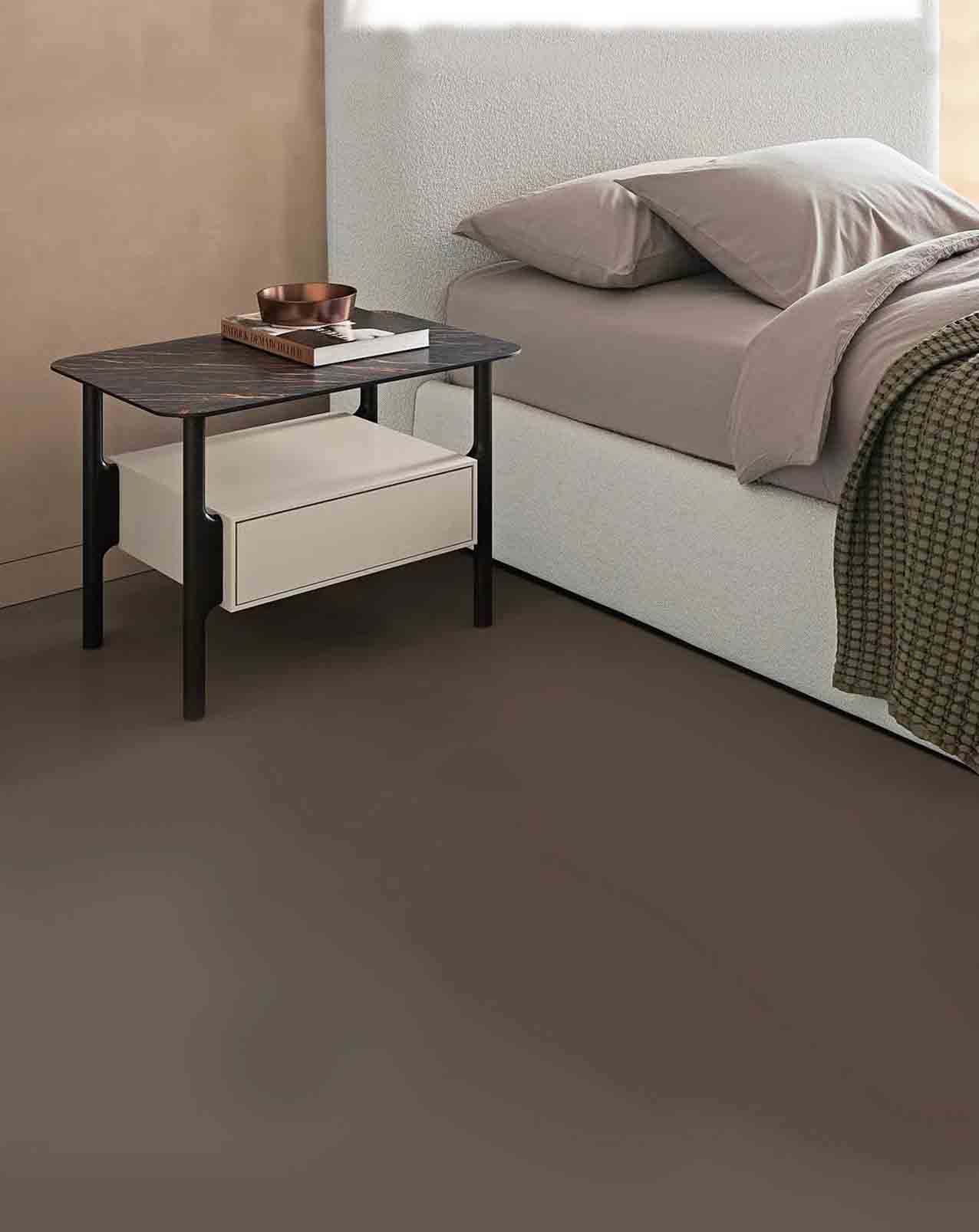 Poggia su una struttura in legno massello di frassino, dalla forma morbida, il comodino Tepu di Dall'Agnese con top in gres (disponibile anche in legno o vetro). Dotato di un cassetto, misura L 81 x P 55,5 x H 48 cm; prezzo da rivenditore. dallagnese.it Poggia su una struttura in legno massello di frassino, dalla forma morbida, il comodino Tepu di Dall'Agnese con top in gres (disponibile anche in legno o vetro). Dotato di un cassetto, misura L 81 x P 55,5 x H 48 cm; prezzo da rivenditore. dallagnese.it
