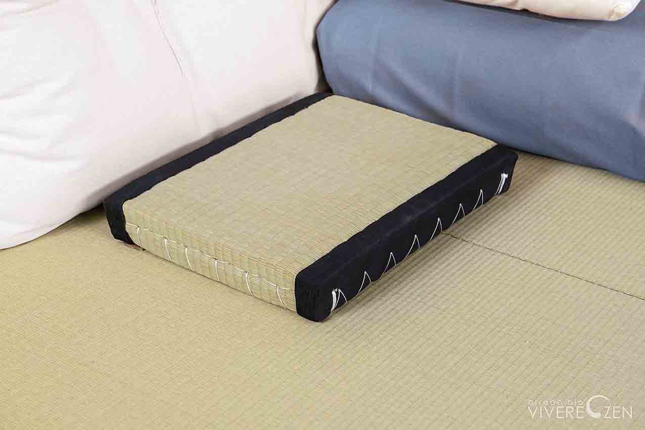 Con interno in paglia di riso pressata e rivestimento
in giunco intrecciato con bordi in tessuto, il comodino tatami di Vivere Zen misura 30 x 30 x H 6 cm.
La coppia costa 73 euro. viverezen.it