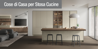 Cucina Aliant con isola e vetrine: il progetto Stosa che unisce design, funzionalità e leggerezza visiva