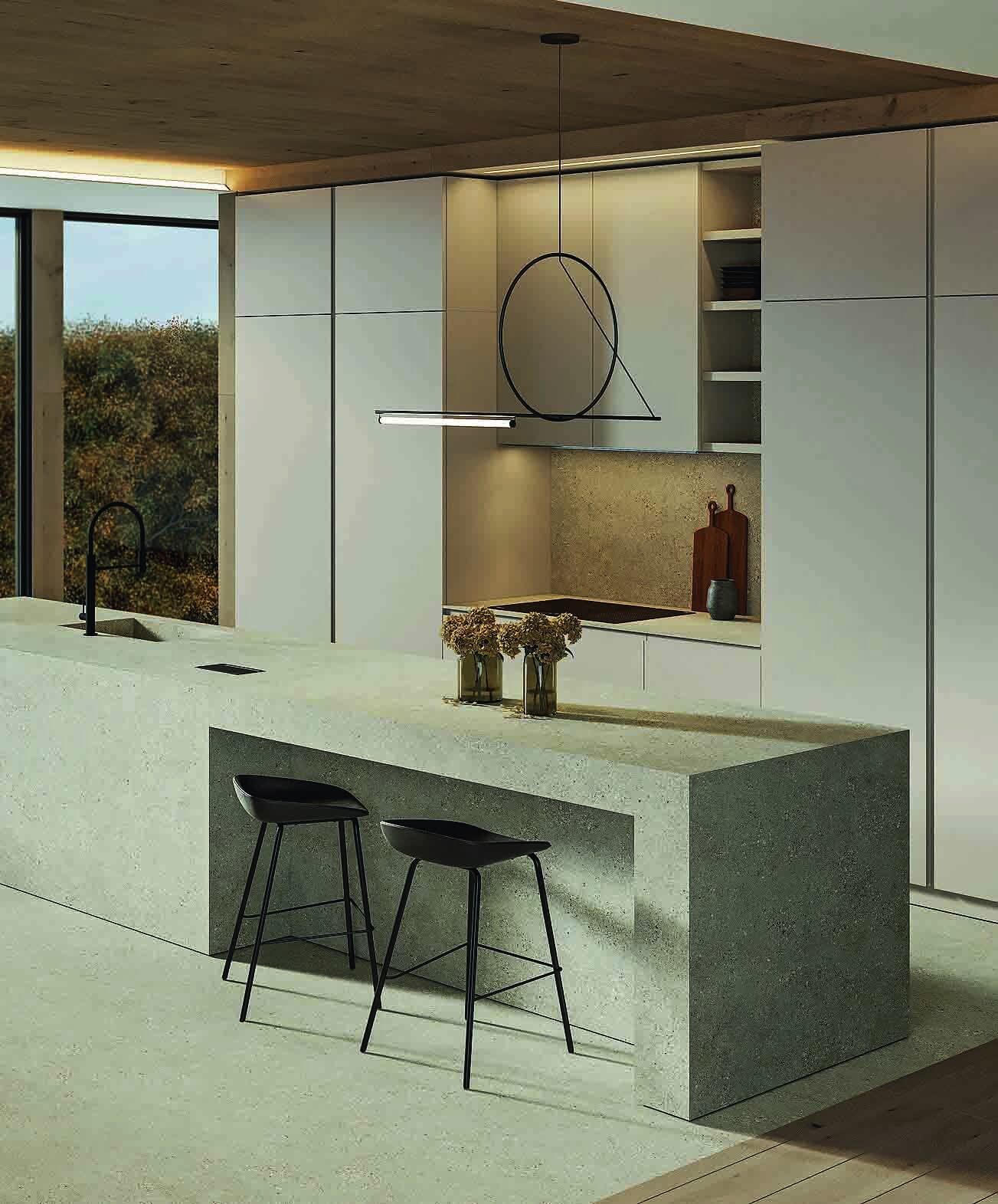 Solidità monolitica e continuità delle superfici per GEA di Arrex Le Cucine, qui con piano Gres Shilin con lavabo integrato (misure isola L 486 x P 97 cm). Disponibile in 5 finiture Eco Pet e 3 cementi Pet 100% riciclabili, più una serie di laccati nei mood Aria, Acqua, Terra, Fuoco. www.arrex.it